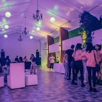 Salón con iluminación para fiesta